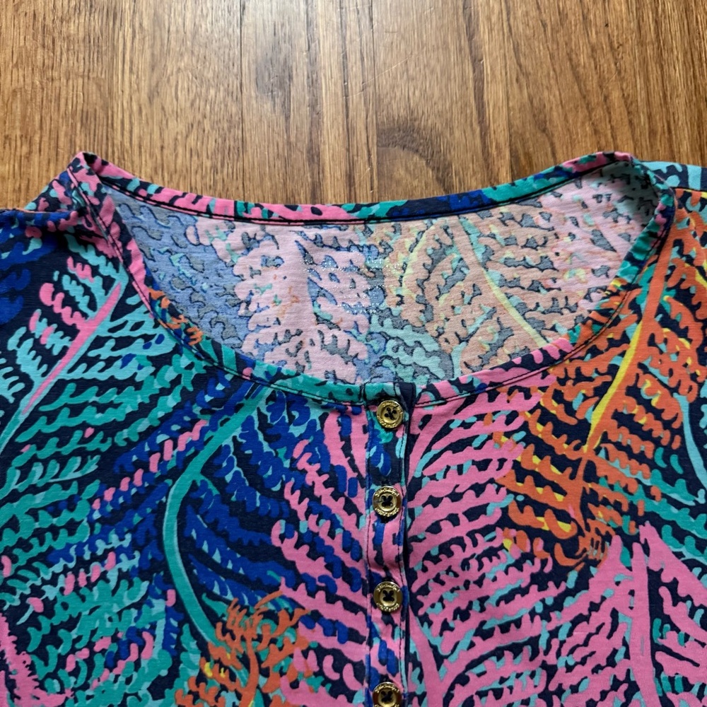 Lilly Pulitzer Porter Henley Top in the Electric Feel print size S - Picture 5 of 16